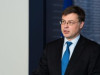 Dombrovskis pauž atbalstu skaidras naudas ierobežojumiem